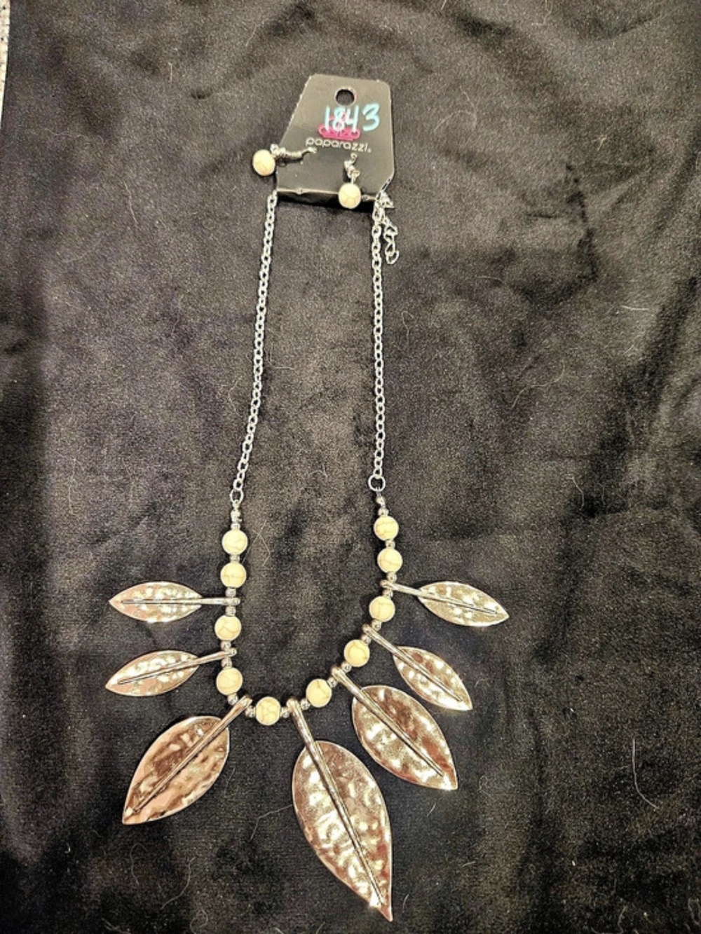 Paparazzi Leaf Pendant Statement Necklace in Silver & Cream